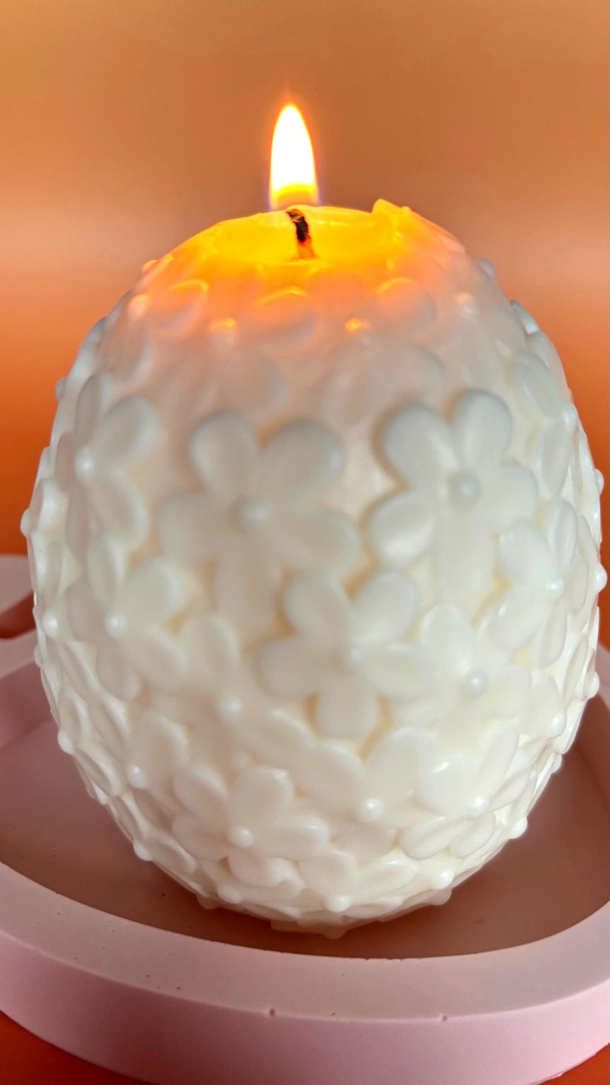 Blütenzauber“ – Osterei-Kerze aus Rapswachs mit Blumenmotiv auf Jesin®-Dekoablage