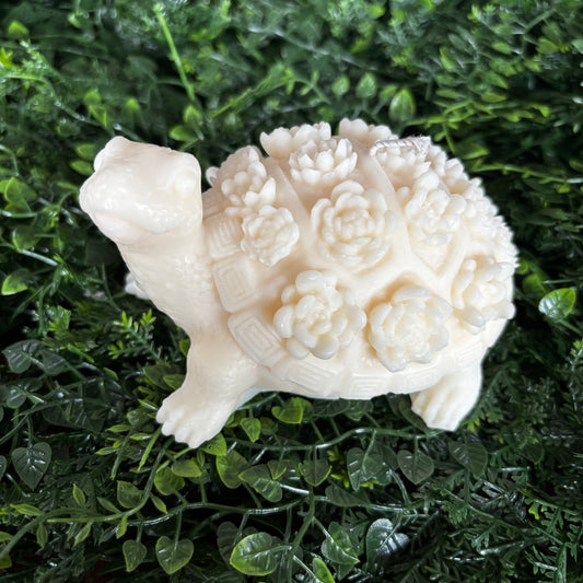 Schildkröten-Kerze mit floralen Details