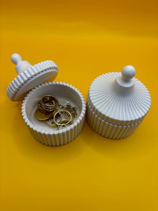 Rundes Schälchen mit Deckel
 JESIN Schmuckschatulle